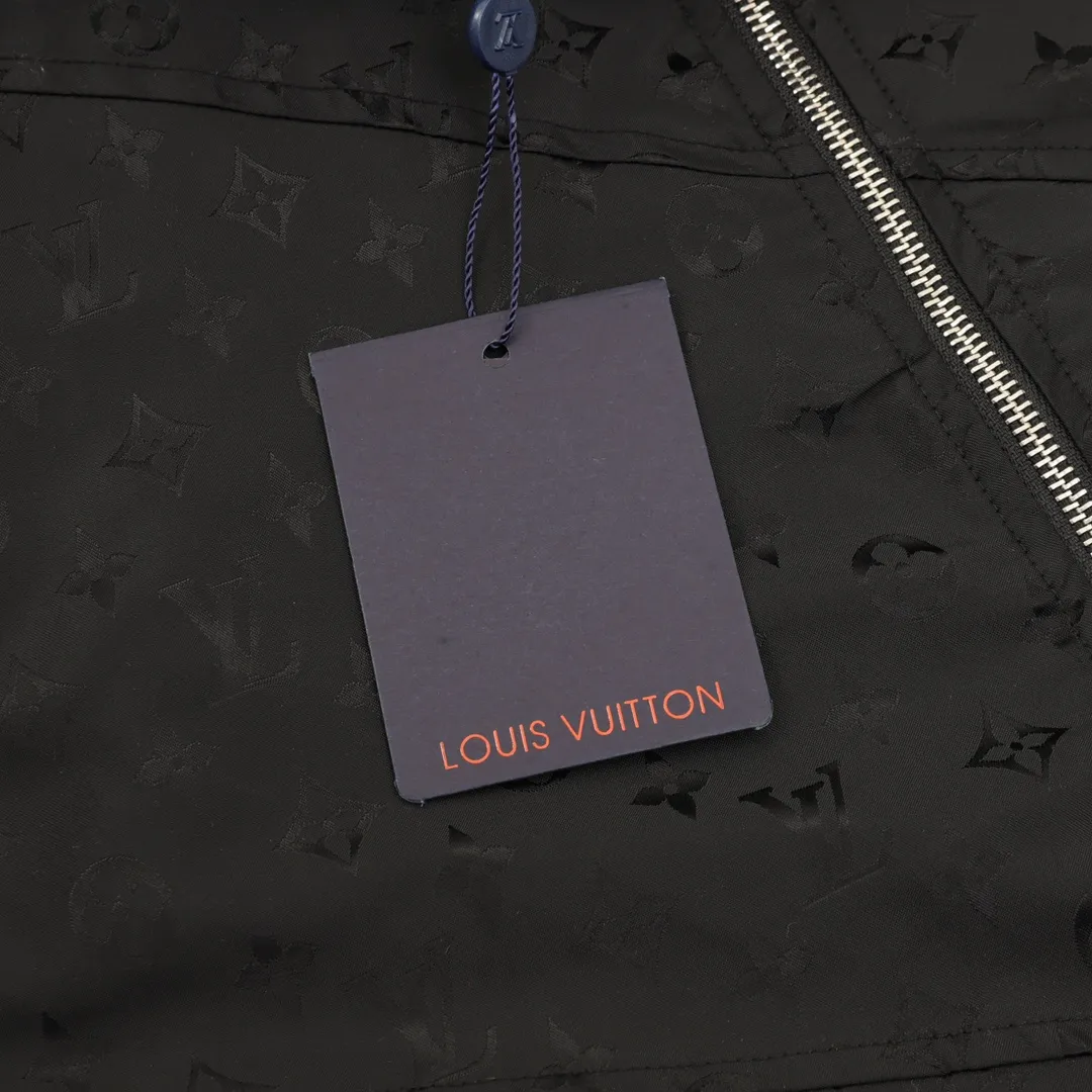 🅿️570 Louis Vuitton/Louis Vuitton all-over printed presbyopic windbreaker zipper jacket. Purchase the original version and have it printed immediately. The fabric is made of custom densely spun technical fabric that is light and thin, and the upper body is silky and breathable. Infrared positioning cutting, workwear-style windbreaker design, the upper body is invincible and versatile. All details are customized and developed, and all hardware and accessories are restored to ZP. Size：XS-L
